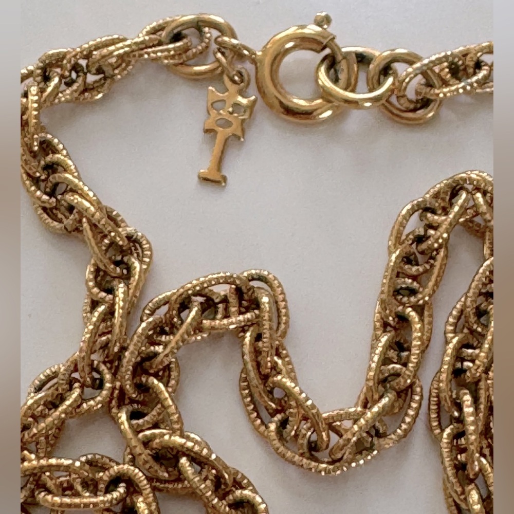 Trifari vintage gold toned chain necklace. In great condition 11 1/2” lying flat